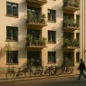 Mehrfamilienhaus mit Balkonen in einer Stadtstraße im Nachmittagslicht